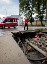 Pozůstatky silnice po ničivých povodních v Krnově