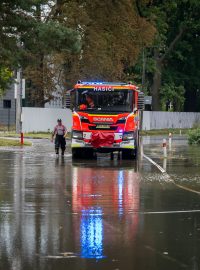 Hasiči odčerpávají vodu z laguny na jedné z příjezdových cest do Starého Bohumína