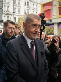 Předseda hnutí ANO Andrej Babiš a místopředseda Karel Havlíček (vlevo) přišli oslavit výročí sametové revoluce na Národní třídu