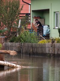 Úklid po ničivých povodních v obci Zátor, která leží kousek od Krnova