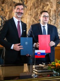 Ministr zahraničí Jan Lipavský (nestr.) a šéf slovenské diplomacie Juraj Blanár (vlevo) podepsali plán konzultací mezi ministerstvy na letošní a příští rok