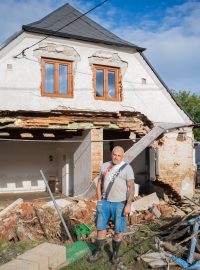 Martin Stašek stojí před svým domem v Zátoru, který je určený k demolici po ničivých povodních