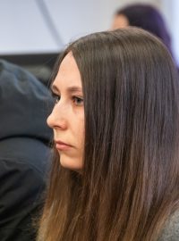 Soud s opilými policisty, kteří se zúčastnili brutálního napadení dívky v Praze. Vlevo Tomáš Strnad, vpravo Martina Kolaříková