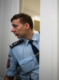 Soud s opilými policisty, kteří se zúčastnili brutálního napadení dívky v Praze