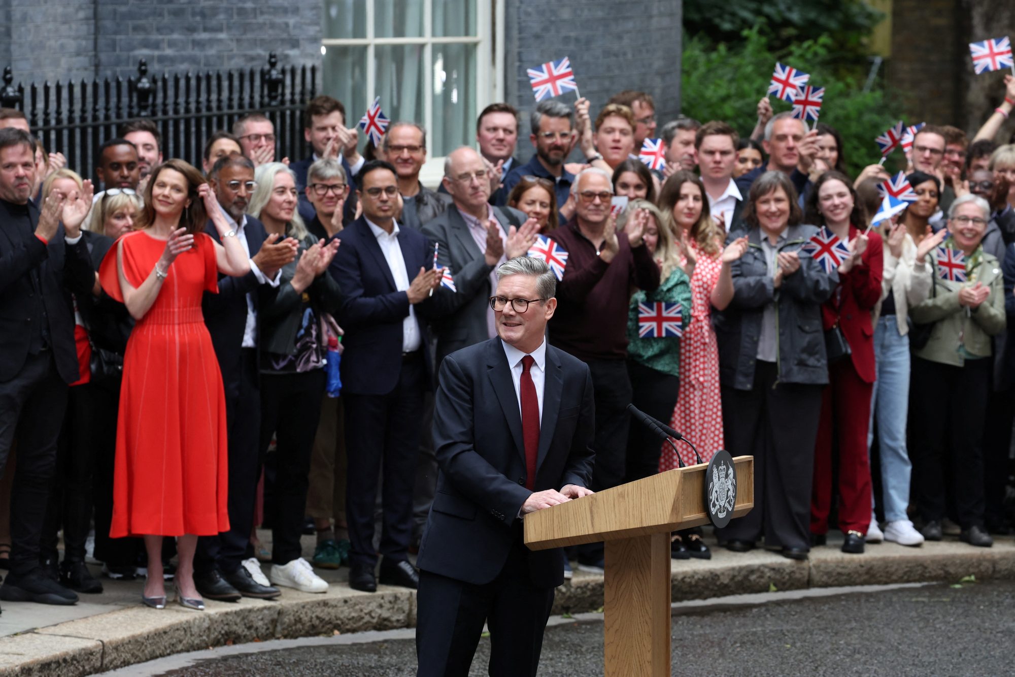 Keir Starmer při prvním vystoupení ve funkci premiéra na Downing Street | Foto: Kevin Coombs | Zdroj: Reuters