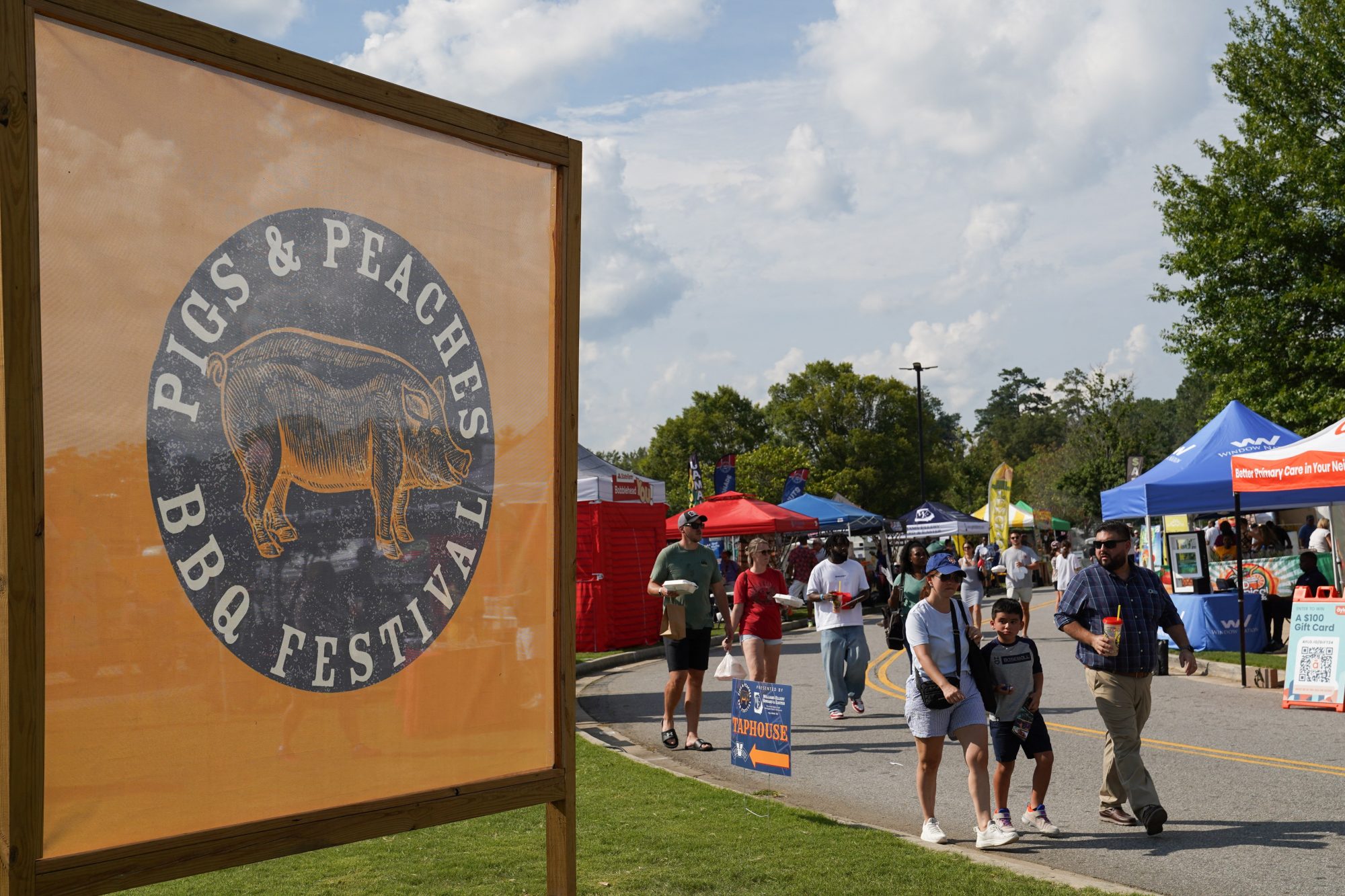 Mezi stánky s občerstvením byly na srpnovém festivalu Pigs & Peaches v Georgii i stánky politických kampaní (17. srpna 2024) | Foto: Megan Varner | Zdroj: Reuters