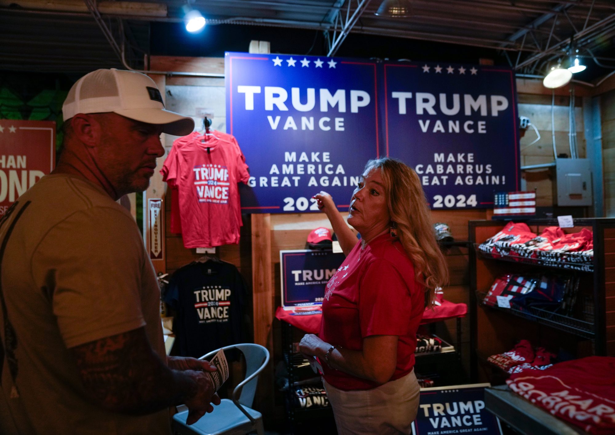 Bývalá volební komisařka okresu Cabarrus v Severní Karolíně prodává reklamní předměty Trumpovy kampaně ve městě Concord (29. srpna 2024) | Foto: Jack Gruber | Zdroj: USA TODAY NETWORK, Reuters Connect