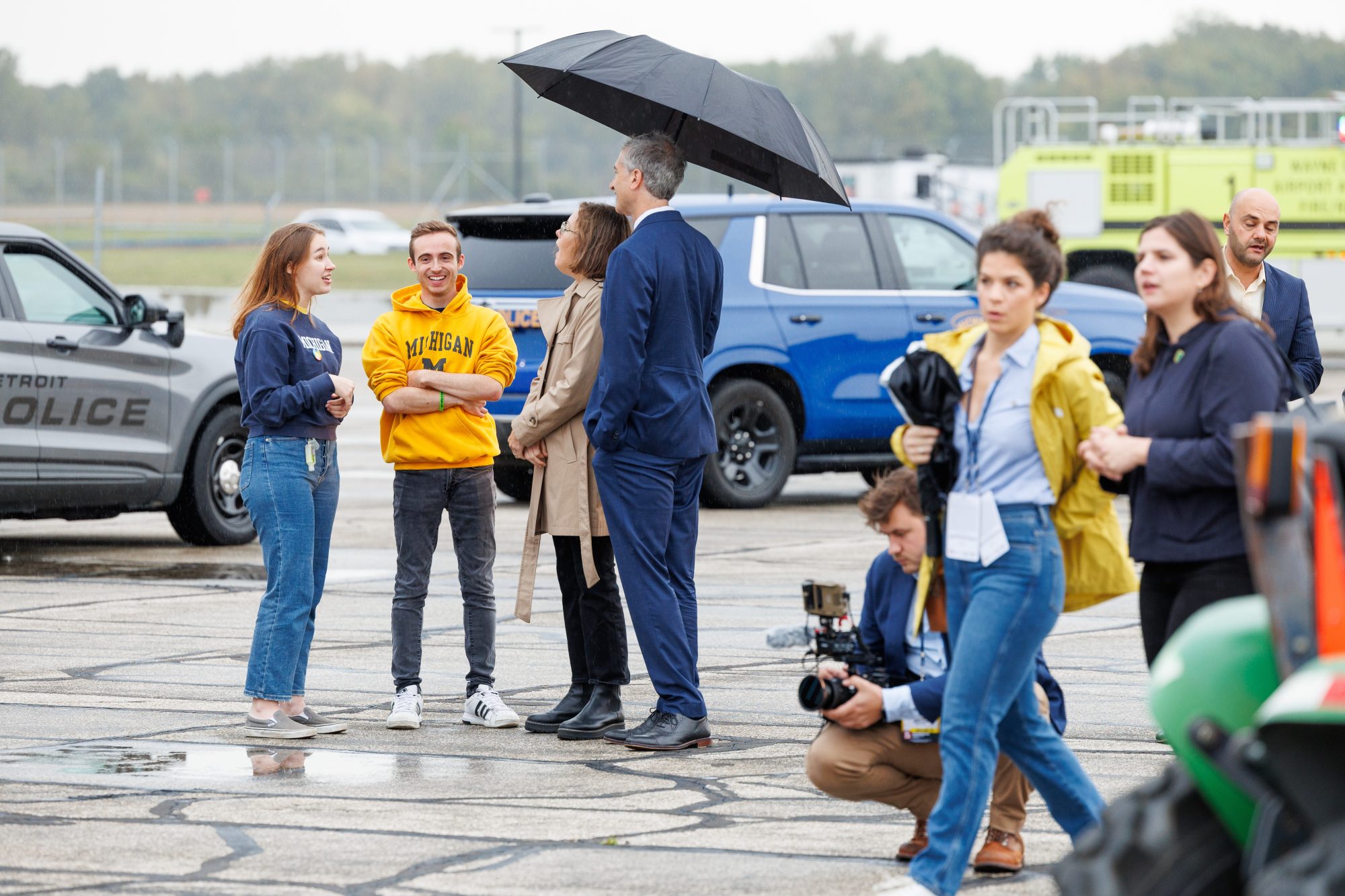 Viceprezidentka Michiganské univerzity, členové spolku Studenti pro Harrisovou a šéf organizace Michigan College Democrats čekají na příjezd kandidáta na viceprezidenta Tima Walze (28. září 2024) | Foto: Andrew Roth | Zdroj: Sipa USA via Reuters Connect