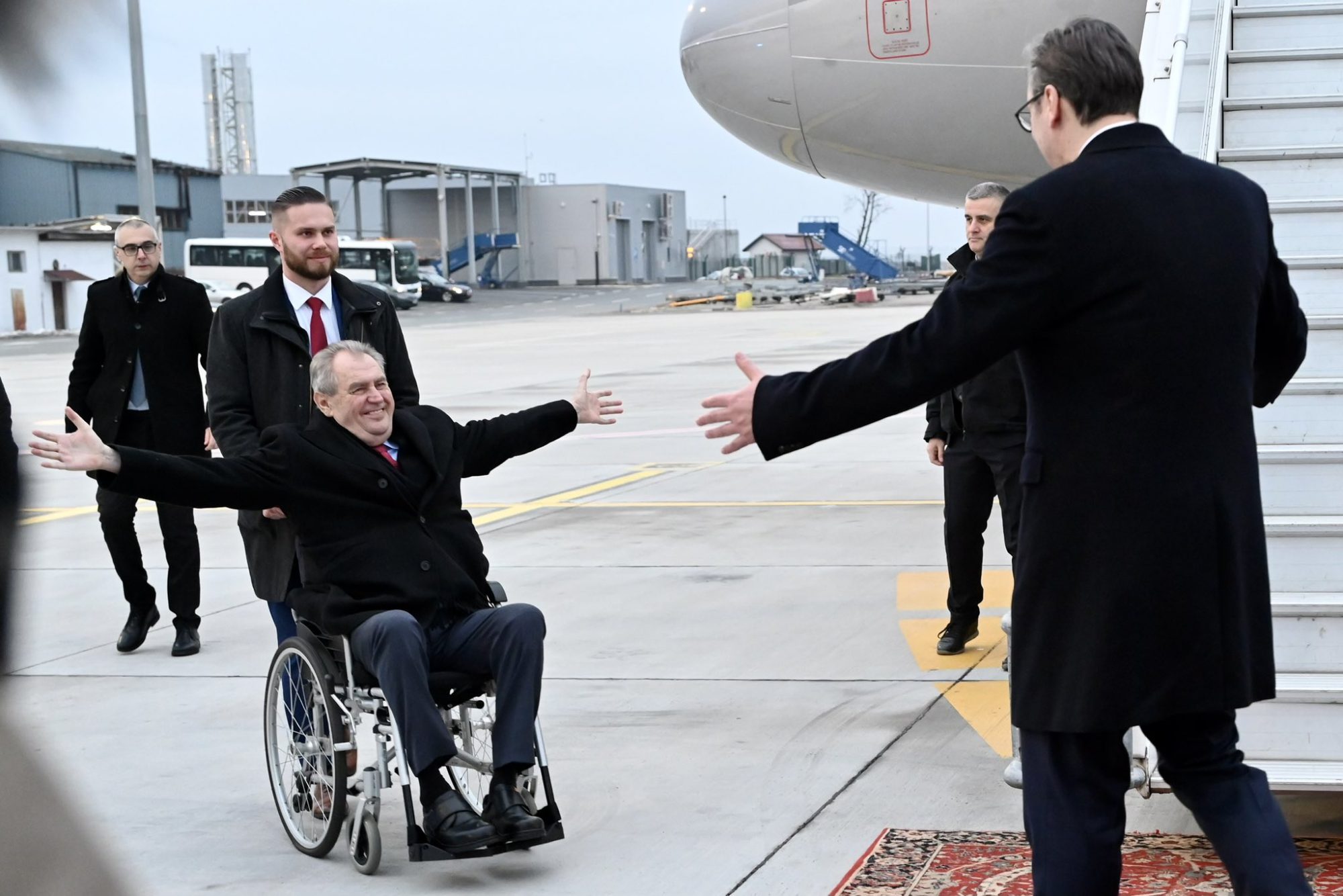 Aleksandar Vučić vítá Miloše Zemana na letišti Nikoly Tesly v Bělehradě | Zdroj: Pražský hrad