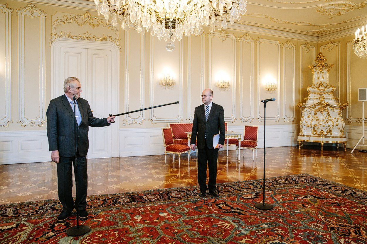 Prezident Miloš Zeman a premiér Bohuslav Sobotka z ČSSD v květnu 2017 na Pražském hradě | Foto: Michal Růžička / MAFRA | Zdroj: Fotobanka Profimedia