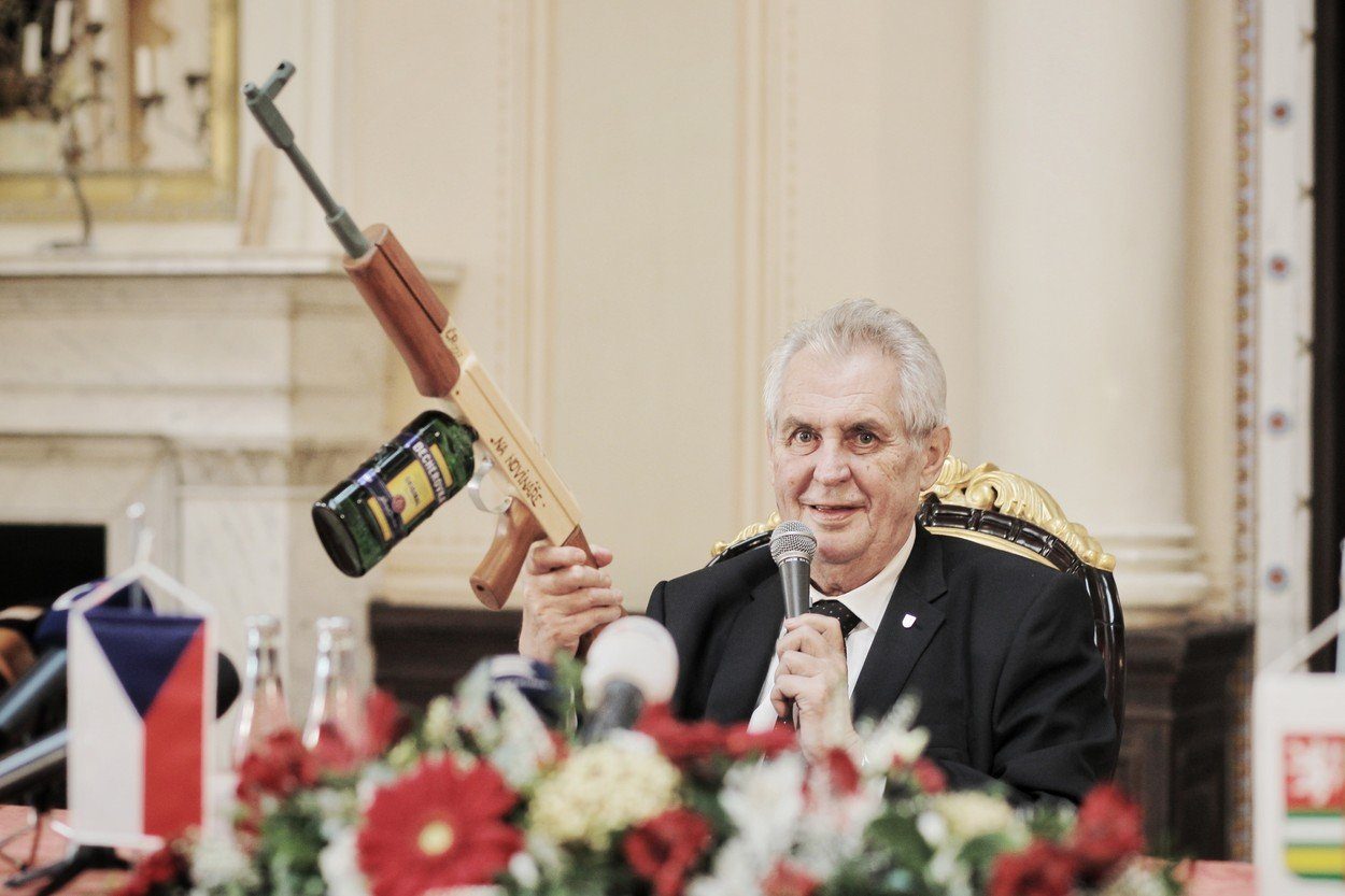 Miloš Zeman s ‚kalašnikovem na novináře‘ (říjen 2017) | Foto: Ladislav Němec / MAFRA  | Zdroj: Fotobanka Profimedia