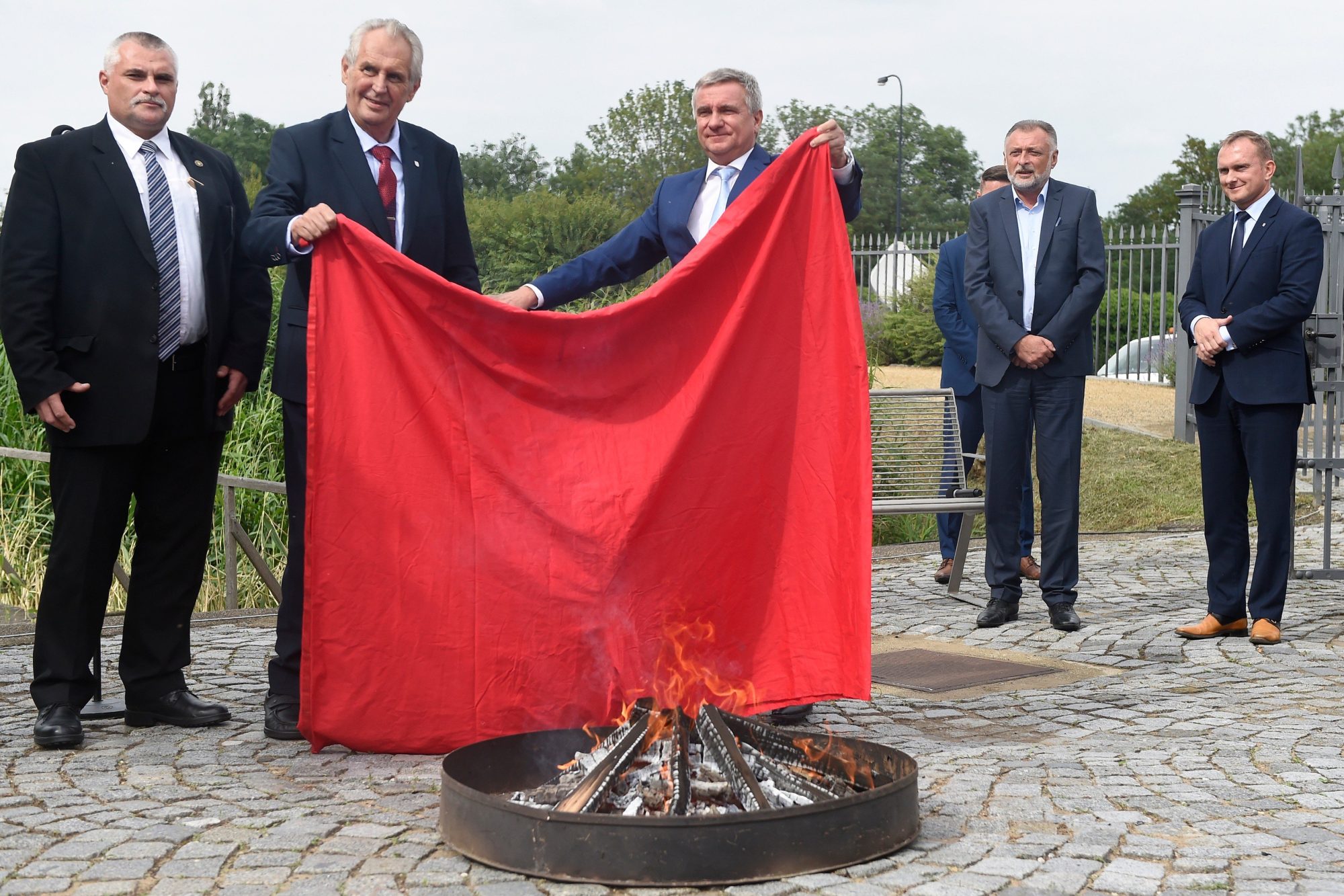 Prezident Miloš Zeman a kancléř Vratislav Mynář při pálení červených trenýrek (červen 2018) | Zdroj: Profimedia
