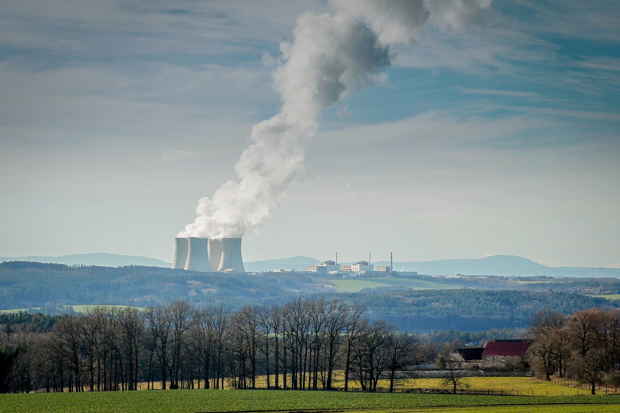 Jaderná elektrárna Temelín jižně od Týna nad Vltavou je klíčovým energetickým centrem jižních Čech, ročně vyprodukuje zhruba pětinu tuzemské energie | Foto: Petr Lundák | Zdroj: MAFRA / Profimedia