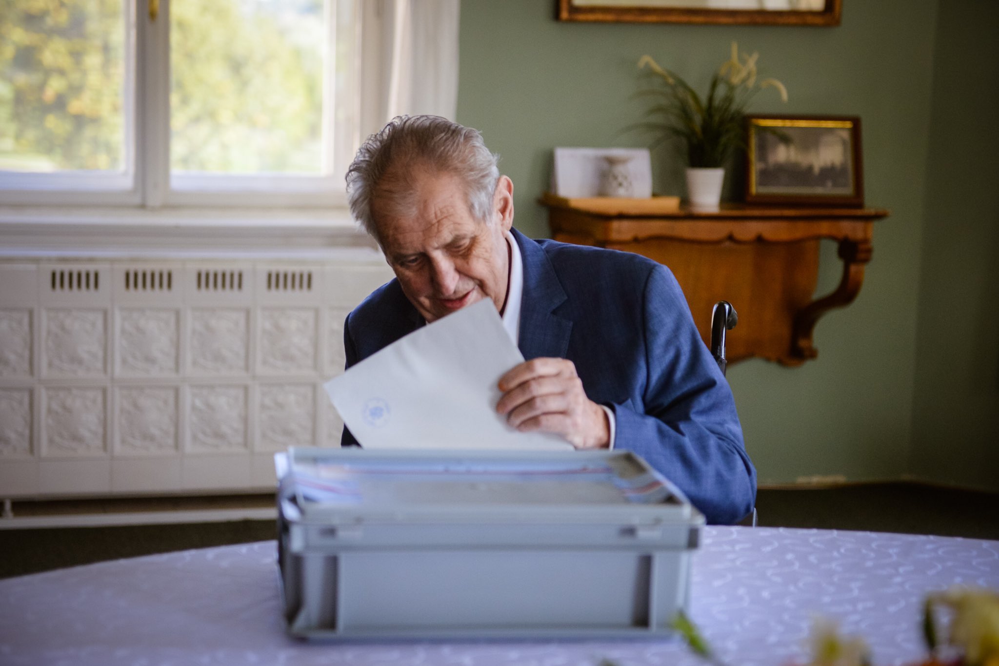 Prezident Miloš Zeman odevzdal hlas v sídle v Lánech